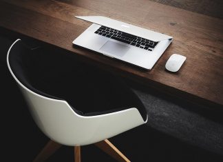 کیم کارداشیان نشان می دهد از بین بردن عمیق در بالا رفتن و مینی