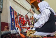 نگاهی به گلیم عنبران؛ حفظ هنر و میراث فرهنگی – خبرگزاری مهر | اخبار ایران و جهان