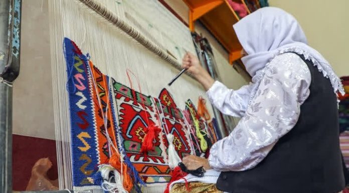 نگاهی به گلیم عنبران؛ حفظ هنر و میراث فرهنگی – خبرگزاری مهر | اخبار ایران و جهان