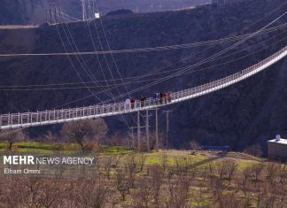 پل معلق شیشهای نگل؛ قدمزدن بر فراز آسمان کردستان