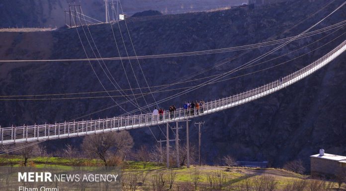 پل معلق شیشهای نگل؛ قدمزدن بر فراز آسمان کردستان