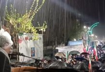 جلوه هایی از حضور باشکوه شبانه مردم میاندوآب در میدان زیر بارش باران – خبرگزاری مهر | اخبار ایران و جهان