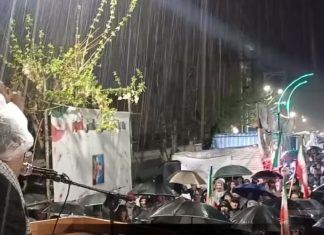جلوه هایی از حضور باشکوه شبانه مردم میاندوآب در میدان زیر بارش باران – خبرگزاری مهر | اخبار ایران و جهان