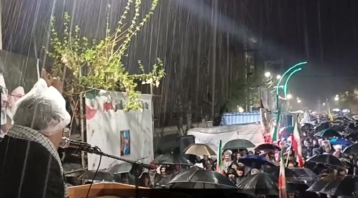 جلوه هایی از حضور باشکوه شبانه مردم میاندوآب در میدان زیر بارش باران – خبرگزاری مهر | اخبار ایران و جهان